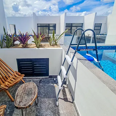 Top Level Studio With Minifridge Microwave And Splash Pool